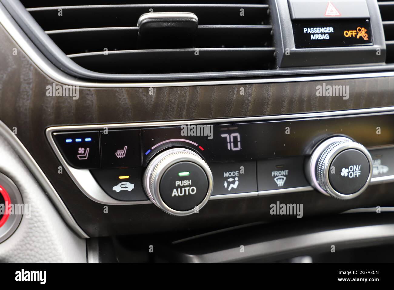 Interior de Honda Accord Hybrid en Touring, mostrando el dial del aire  acondicionado de 70 F grados Fotografía de stock - Alamy