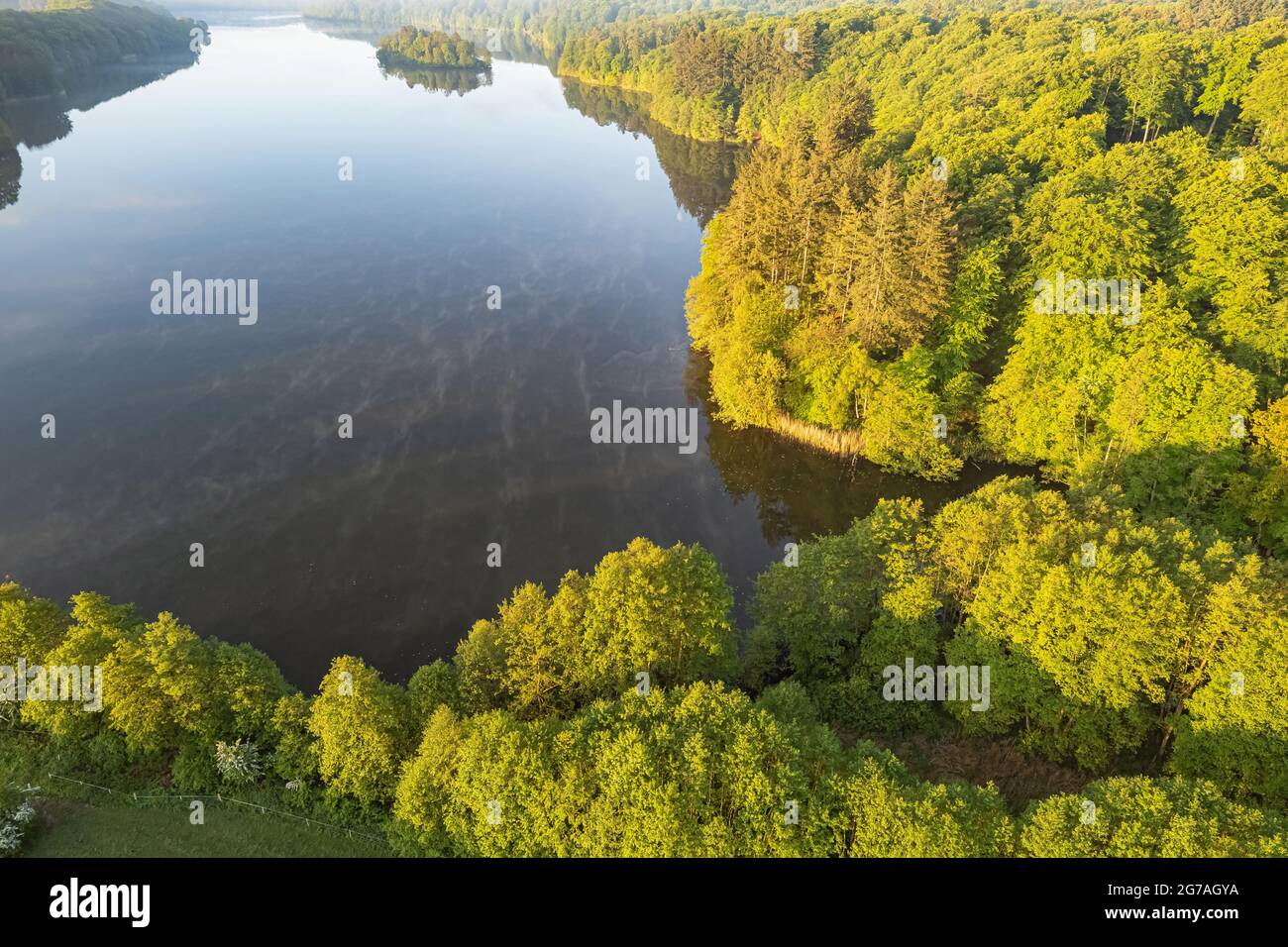 Imagen de drone, Drüsensee cerca de Mölln, Parque Natural de los Lagos de Lauenburg, Schleswig-Holstein Foto de stock