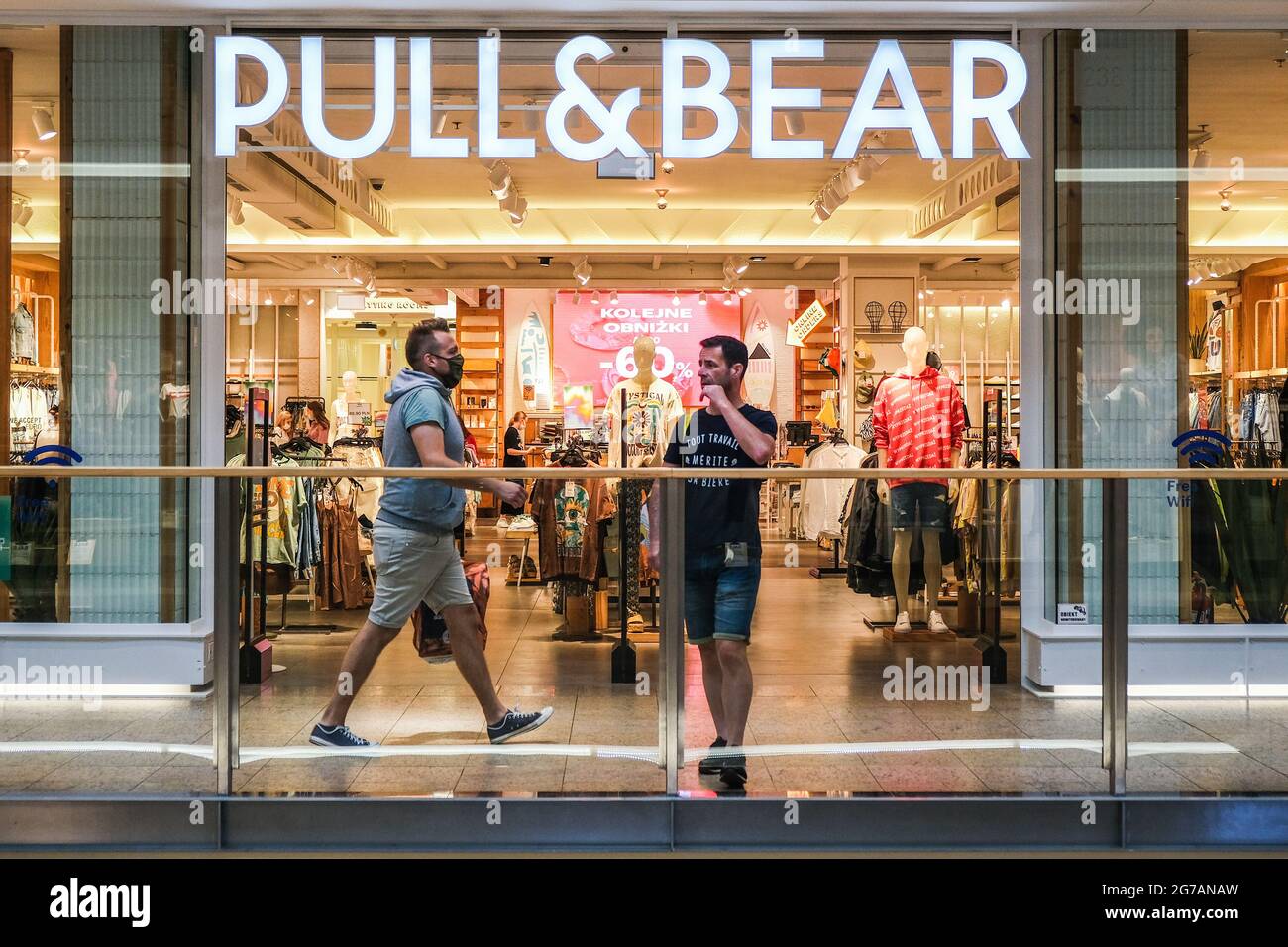 Un hombre vestido con una máscara camina por una tienda de Pull and Bear dentro de centro comercial. (Foto de Omar Marques / SOPA Images/Sipa USA Fotografía de stock -