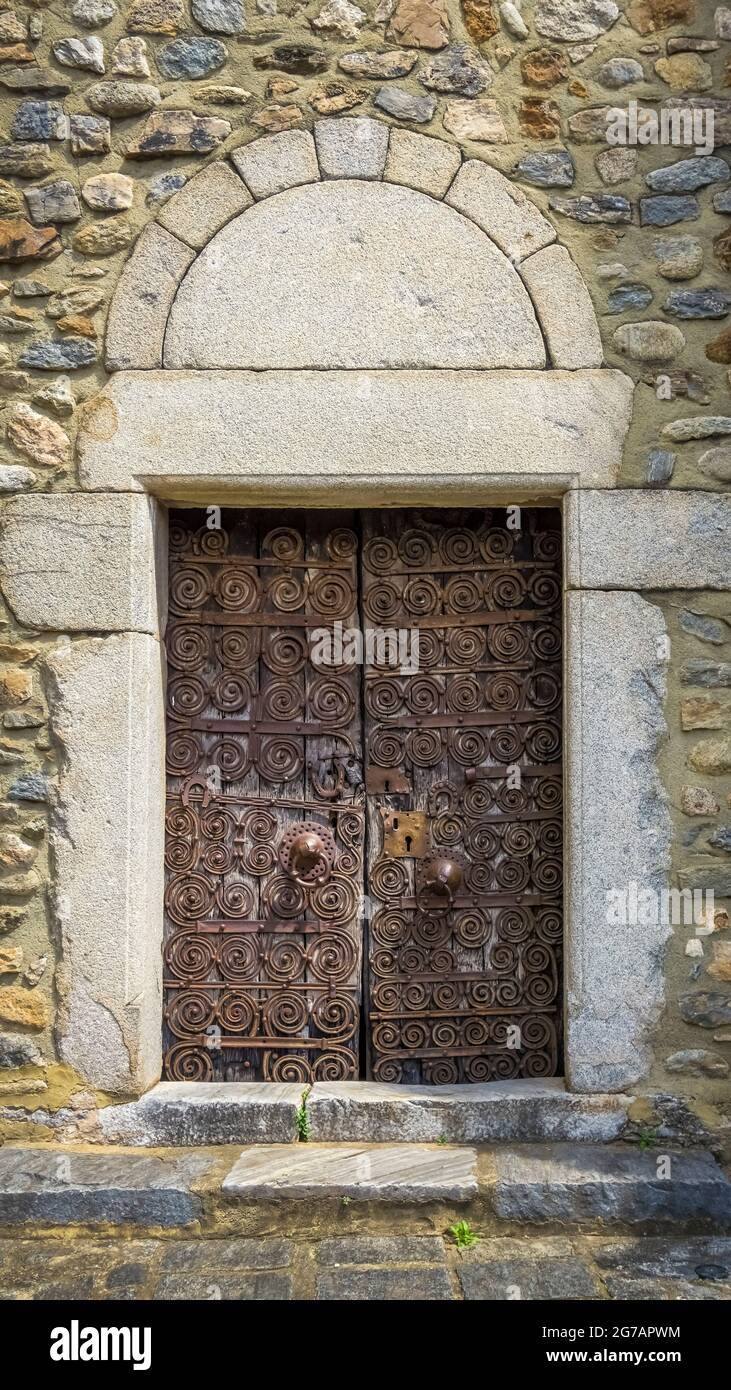 Abrir las puertas de la iglesia de piedra medieval, vertical Fotografía de  stock - Alamy