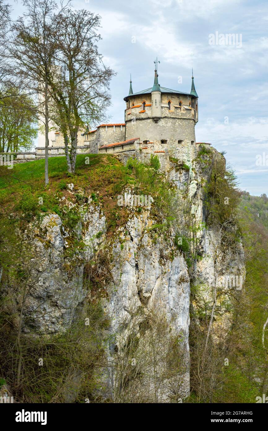 Castillo de Lichtenstein en el Swabian Alb cerca de Honau en el distrito de Reutlingen. El constructor era Wilhelm Graf von Württemberg (más tarde Duque de Urach), primo del rey. En la foto, Augusten Bastion Foto de stock