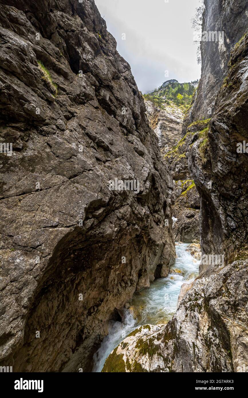 Vista a través de las paredes de roca y el Hammersbach en el Höllentalklamm, Grainau, Alta Baviera, Alemania Foto de stock