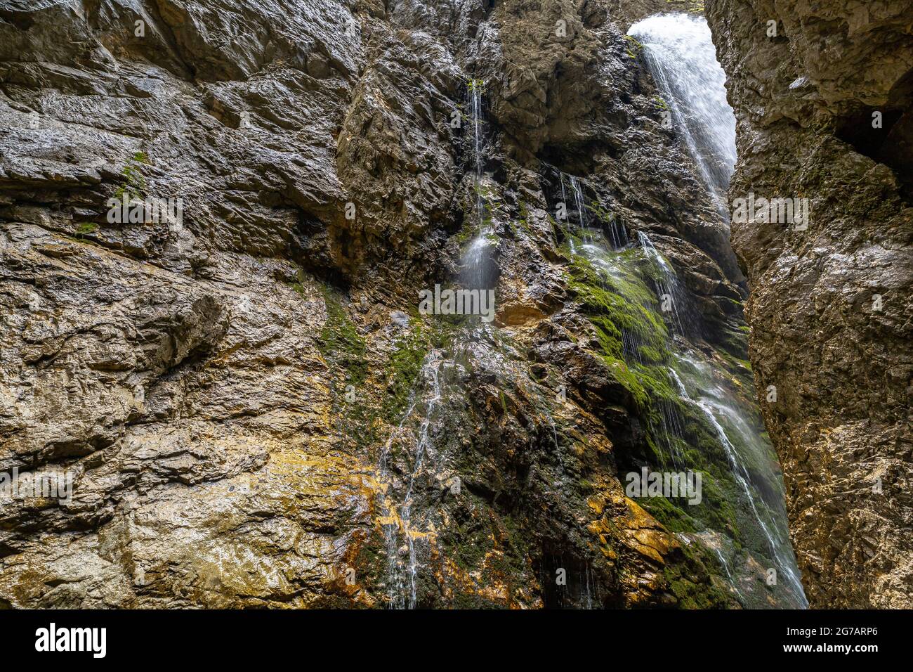 Cascada sobre la cara de roca en el Höllentalklamm, Grainau, Alta Baviera, Alemania Foto de stock