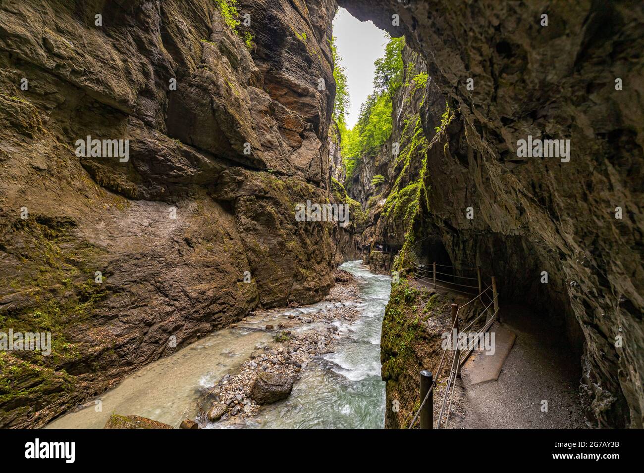Vista a través de las paredes de roca y el río de la Partnachklamm, Garmisch-Partenkirchen, Alta Baviera, Alemania Foto de stock