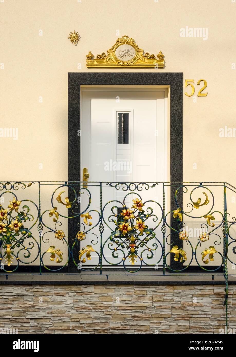 Hermosa puerta de hierro forjado fotografías e imágenes de alta resolución  - Alamy