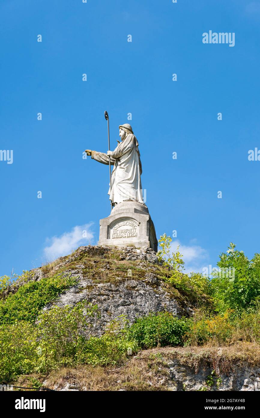 Alemania, Baden-Württemberg, Schelklingen - Cabañas, estatua del Buen Pastor frente a la 'Capilla de la Madre Dolorosa de Dios' Foto de stock