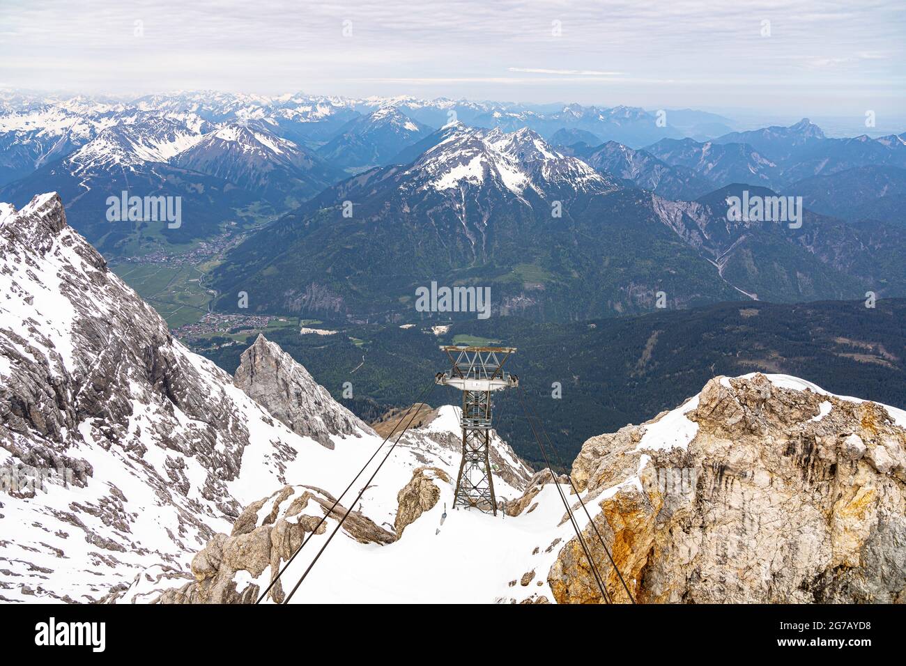 Vista desde la cumbre de Zugspitz en teleférico y el paisaje montañoso cubierto de nieve de los alrededores, Grainau, Alta Baviera, Alemania Foto de stock