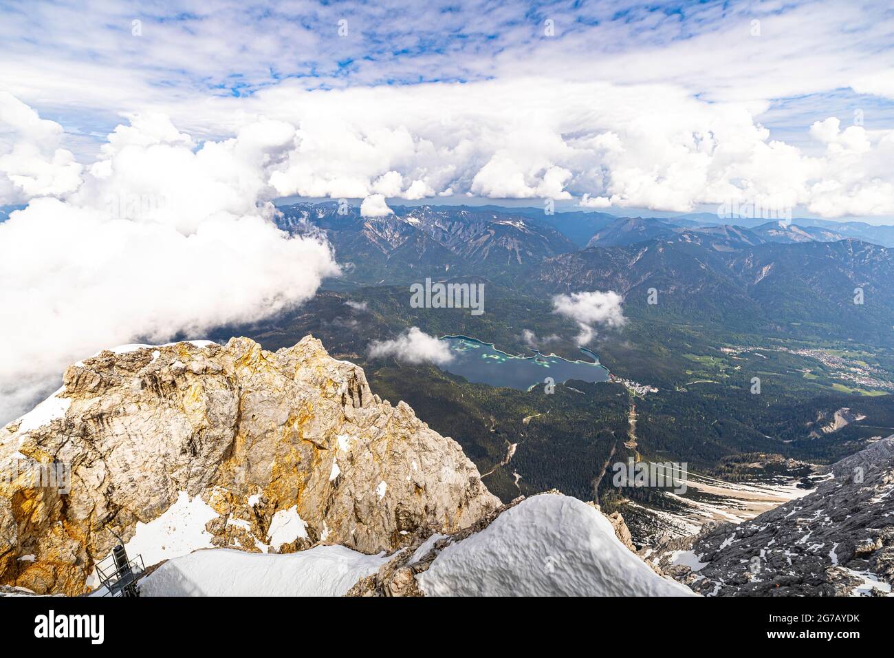 Vista desde la cumbre de Zugspitz hasta el azul turquesa de Eibsee, Grainau, Alta Baviera, Alemania Foto de stock