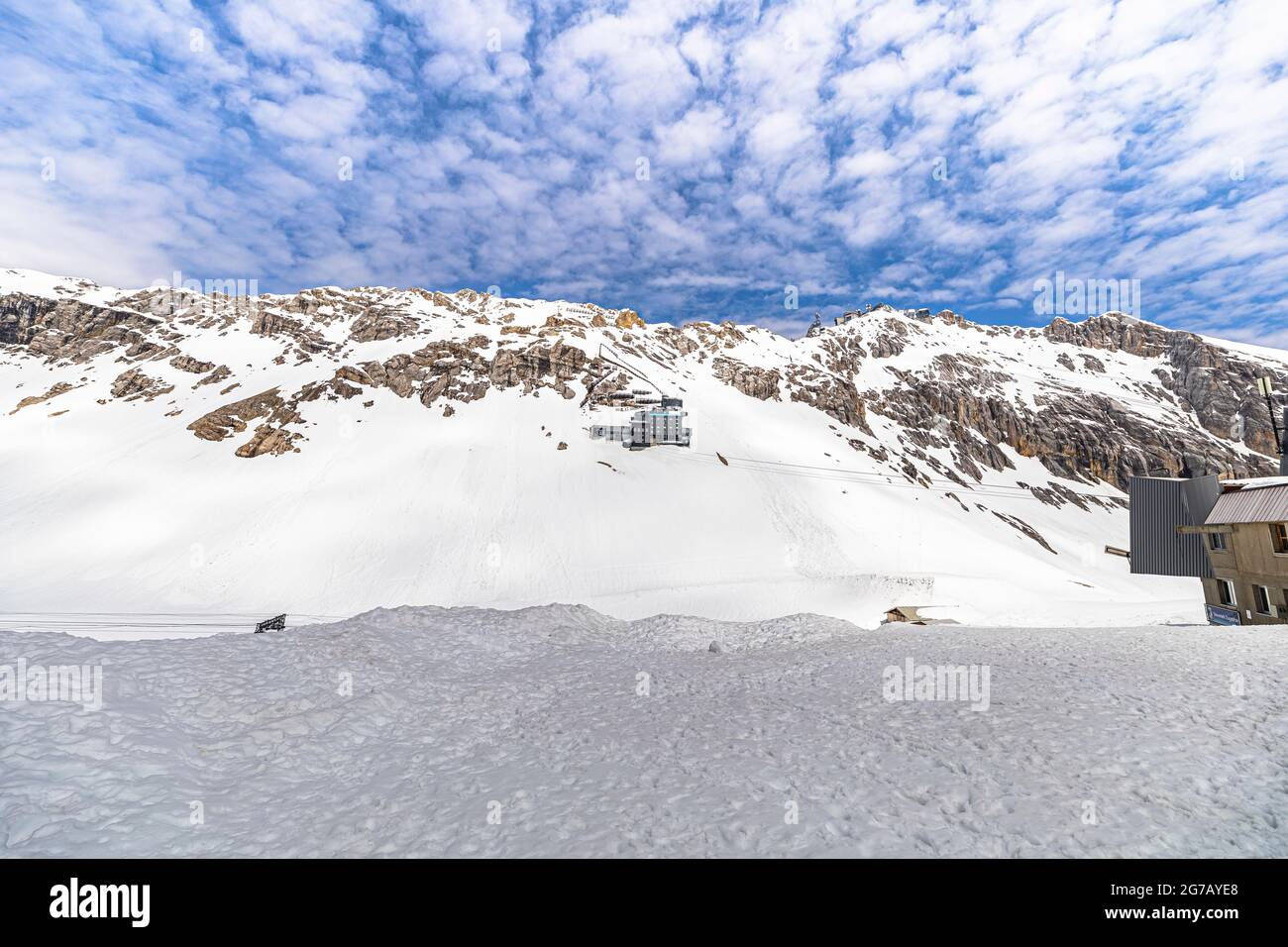Vista desde el glaciar Zugspitze hasta la cumbre, Grainau, Alta Baviera, Alemania Foto de stock