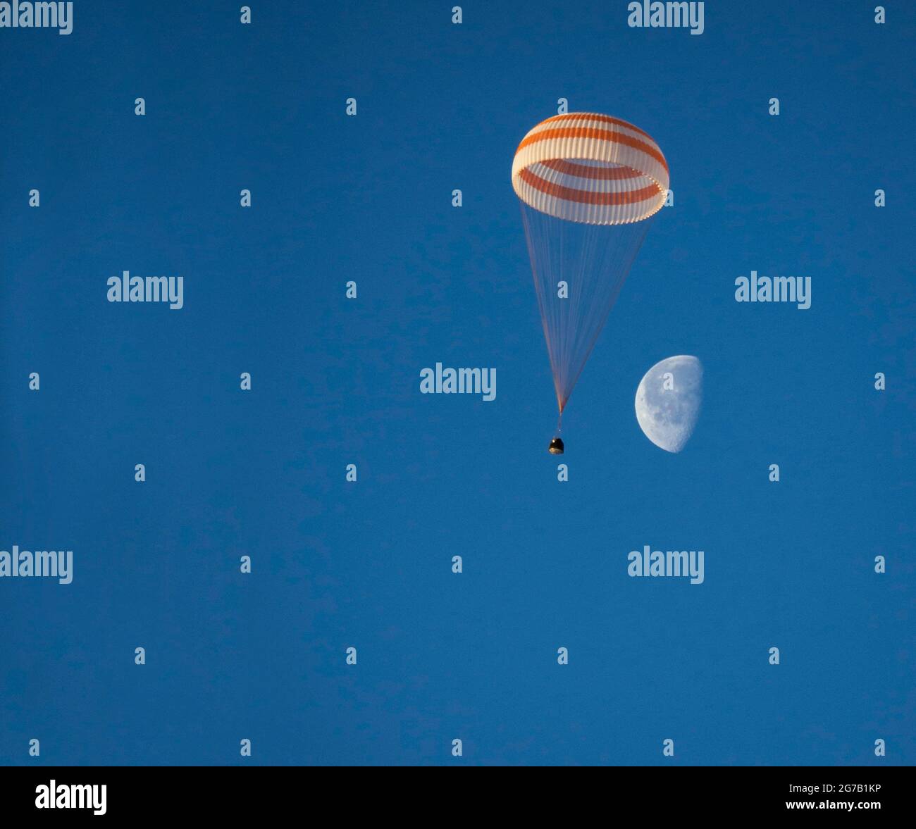 Expedición 42 Soyuz TMA-14M Desembarque. La nave espacial Soyuz TMA-14M es vista como aterriza con el comandante de la Expedición 42 Barry Wilmore de la NASA, Alexander Samokutyaev de la Agencia Espacial Federal Rusa (Roscosmos) y Elena Serova de Roscosmos cerca de la ciudad de Zhezkazgan, Kazajstán, el 12 2015 de marzo. El astronauta de la NASA, Wilmore, los cosmonautas rusos Samokutyaev y Serova están regresando después de casi seis meses a bordo de la Estación Espacial Internacional, donde sirvieron como miembros de las tripulaciones de la Expedición 41 y 42. Una única versión optimizada y mejorada de una imagen de la NASA / crédito NASA / Bill Ingalls Foto de stock