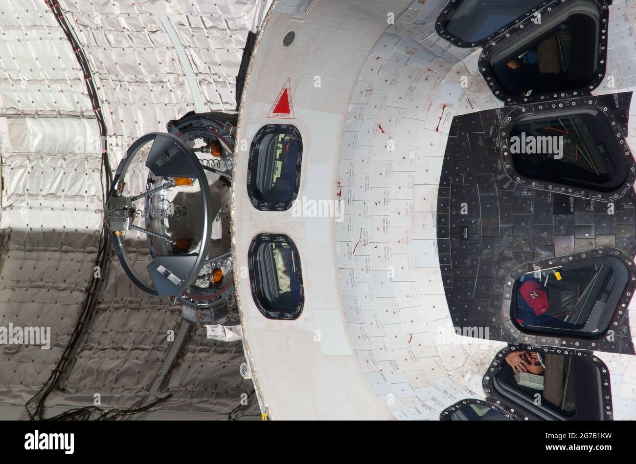 El descubrimiento se acerca a ISS. Esta vista frontal con lente de zoom de 800mm de la parte superior de la cabina del transbordador espacial Discovery fue proporcionada por uno de los miembros de la tripulación de la Expedición 23 a bordo de la Estación Espacial Internacional. El autobús estaba en medio de un giro hacia atrás, realizado para permitir que las cámaras de la estación lo sondearan en busca de posibles daños. Una versión optimizada y mejorada de una imagen de la NASA / crédito obligatorio: NASA. Sólo para uso editorial. Foto de stock