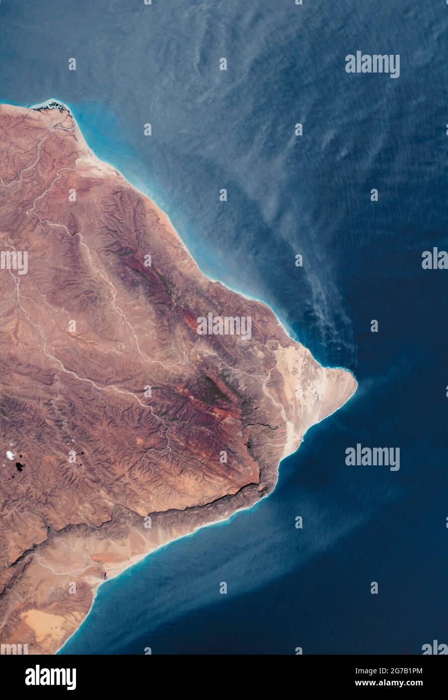 El Cuerno de África, Somalia fotografiado desde la Estación Espacial Internacional (EEI). La parte más oriental de África. El RAAS Caseyr, conocido históricamente como Cabo Guardafui, se encuentra en el cruce entre el Golfo de Adén y el Océano Índico. La costa es escarpada, con montañas, ríos secos, un pequeño delta y acantilados escarpados que proyectan sombras en el paisaje. Junio 2018. Una versión optimizada y mejorada digitalmente de una imagen de NASA / crédito de la NASA Foto de stock