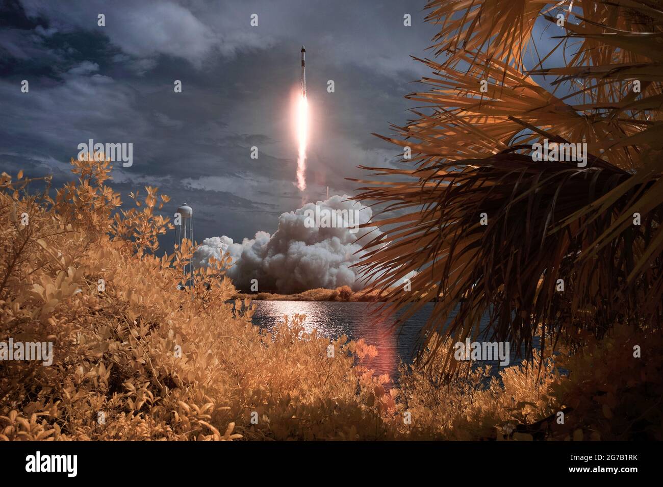 Un cohete SpaceX Falcon 9 que transporta la nave espacial Crew Dragon se ve en esta exposición infrarroja de color falso cuando se lanza en la misión SpaceX Demo-2 de la NASA a la Estación Espacial Internacional. 30 de mayo de 2020, en el Centro Espacial Kennedy de la NASA, Florida, Una versión única, optimizada y mejorada digitalmente de una imagen de la NASA por el fotógrafo senior de la NASA Bill Ingalis / credit NASA Foto de stock
