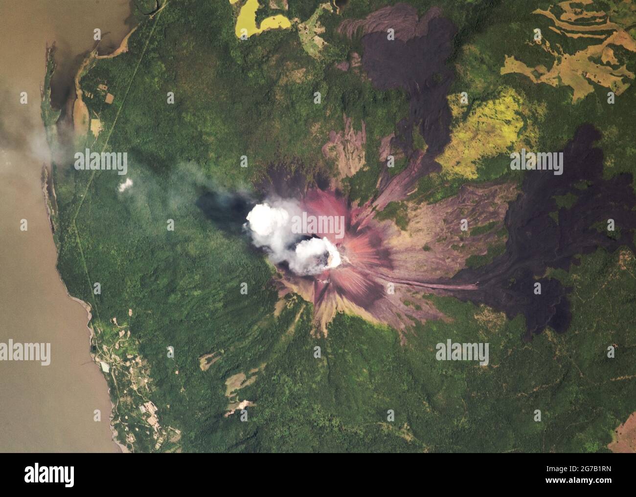 Volcán Momotombo en erupción en el oeste de Nicaragua, Centroamérica, fotografiado desde la Estación Espacial Internacional. Este estratovolcán activo fue descrito una vez como 'el terror del tabaco'. 2018. Un campo geotérmico rodea Momotombo, y se ha utilizado para producir energía renovable desde 1983. Una pequeña porción del Anillo Mayor de Fuego. El norte está en la parte superior de la imagen. Una versión optimizada y mejorada digitalmente de una imagen de NASA / crédito de la NASA Foto de stock