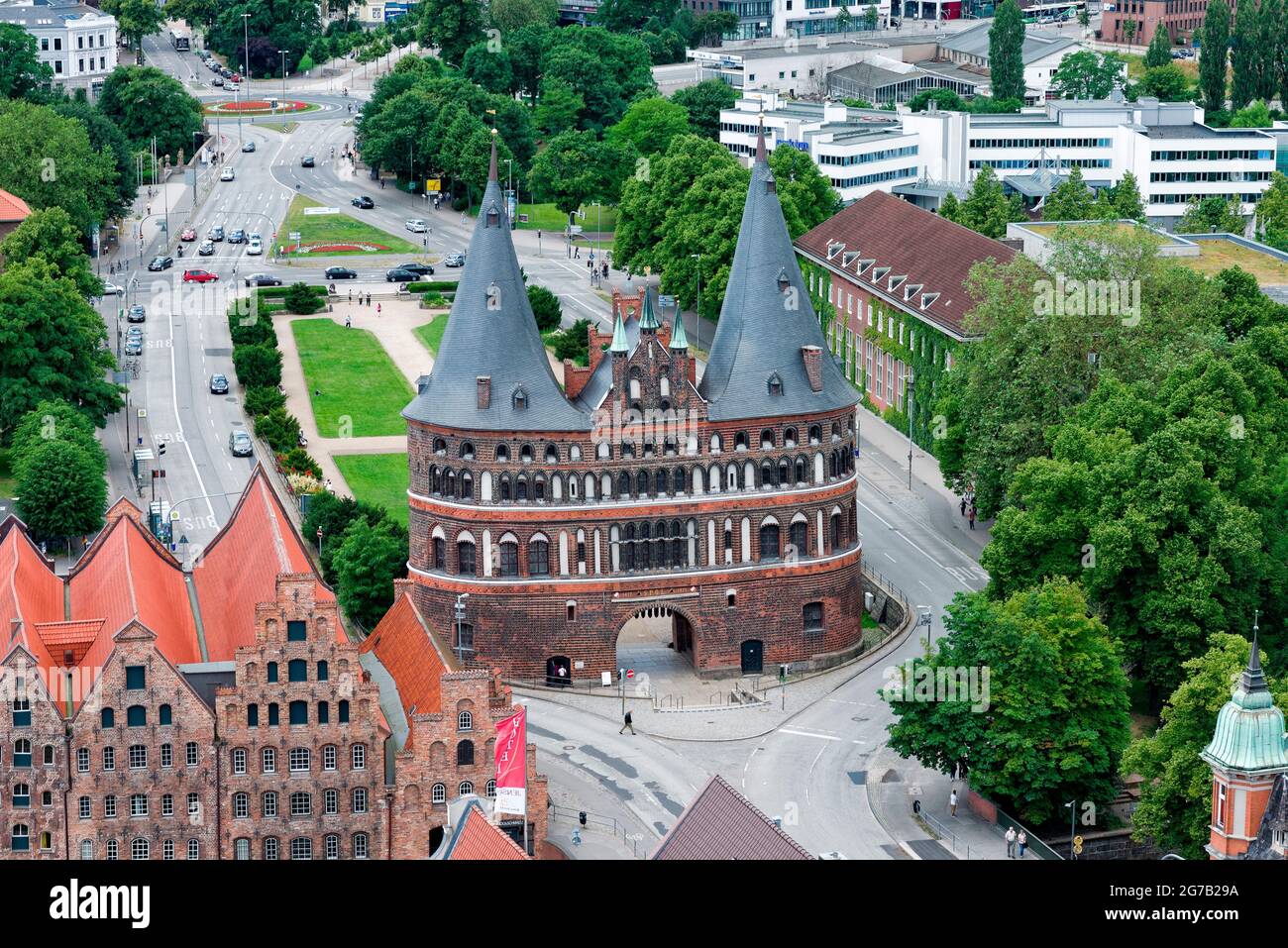 La Puerta de Holsten desde arriba, Lübeck, Schleswig-Holstein, Alemania Foto de stock