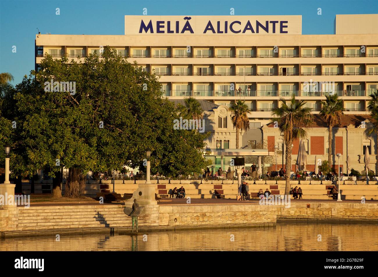 Barcos y Barcos en el Puerto Deportivo de Alicante. Hotel Meliá Alicante,  Alicante, España Fotografía de stock - Alamy