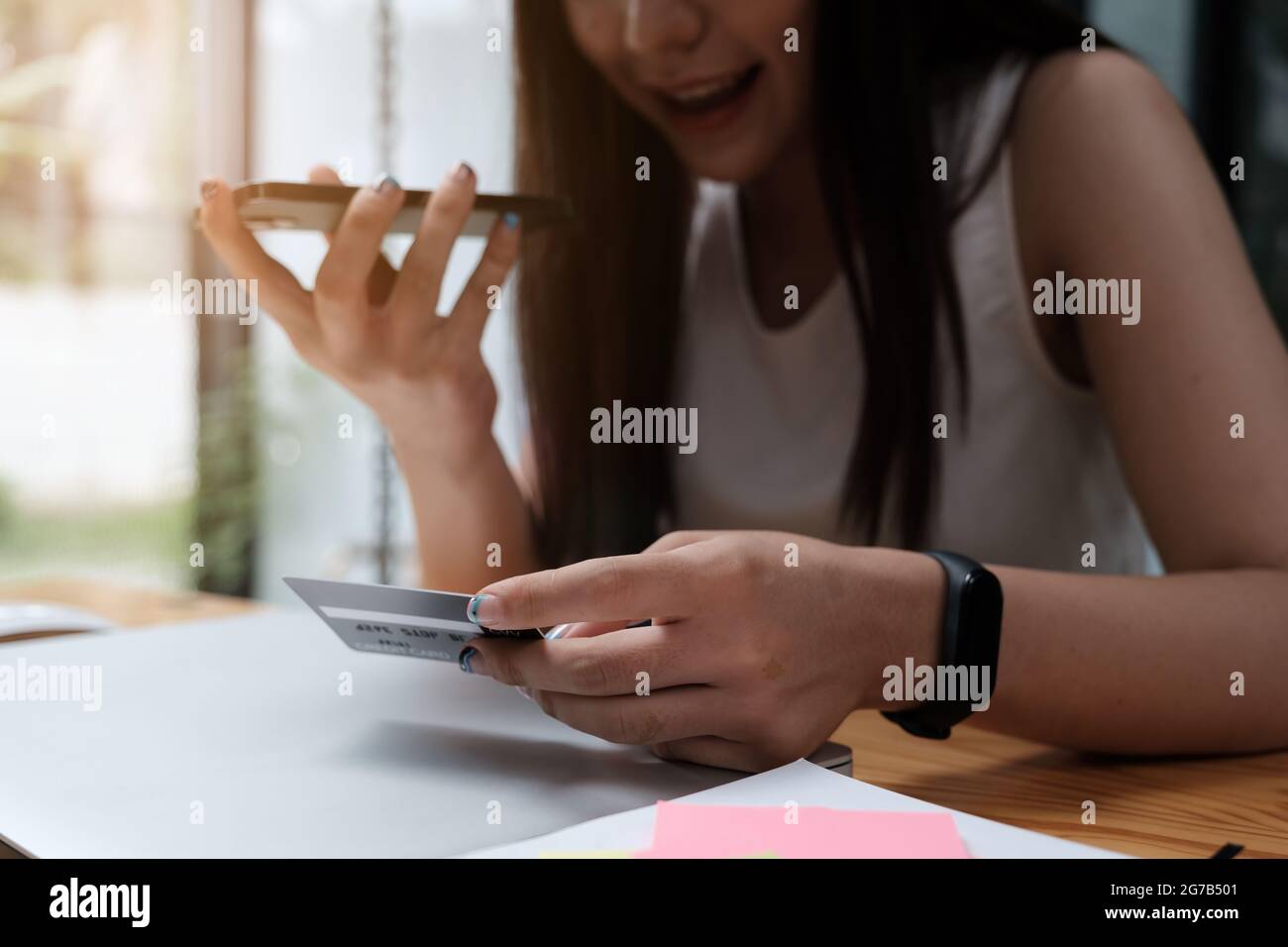 Para un problema, una mujer está hablando con un centro de contacto de la tarjeta de crédito. Foto de stock