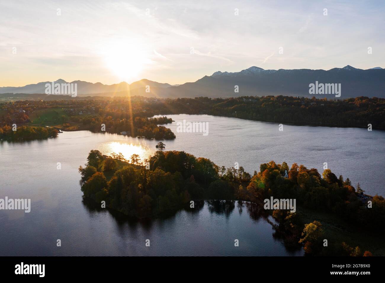 Isla Woerth, Staffelsee, amanecer en otoño, tiro con aviones teledirigidos, foreland alpino, Alta Baviera, Baviera, Alemania Foto de stock