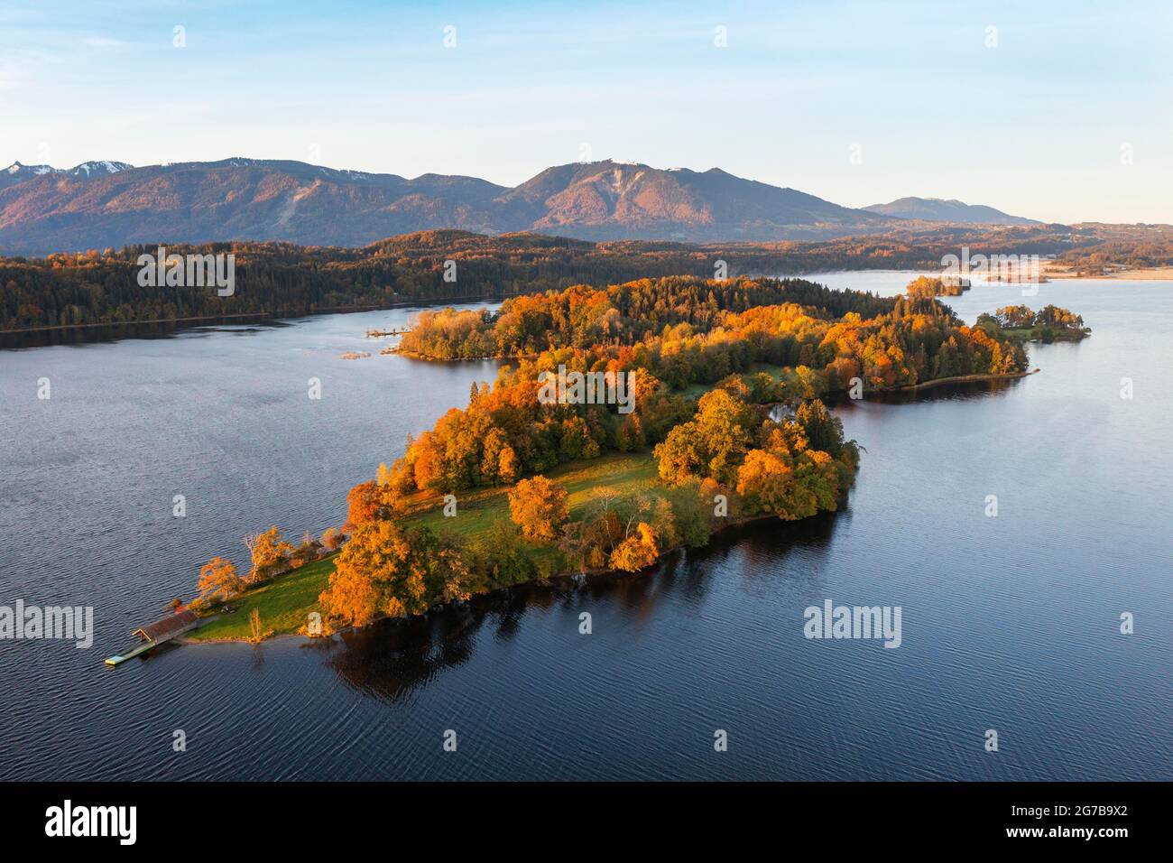 Isla Woerth, Staffelsee, luz de la mañana en otoño, drone tiro, estribaciones de los Alpes, Alta Baviera, Baviera, Alemania Foto de stock