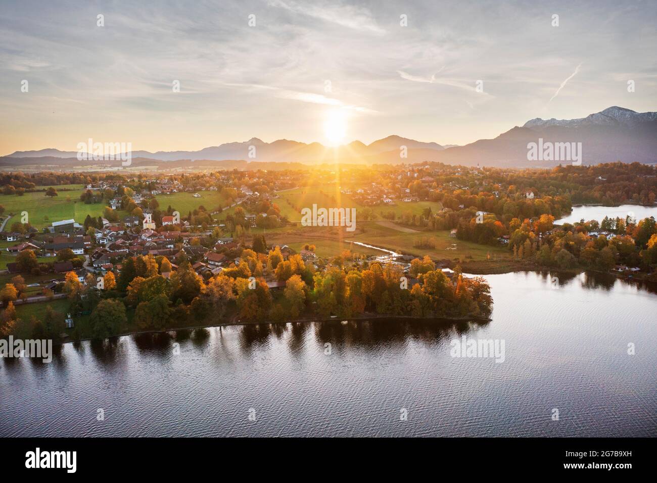Seehausen am Staffelsee, amanecer en otoño, tiro con drone, estribaciones alpinas, Alta Baviera, Baviera, Alemania Foto de stock