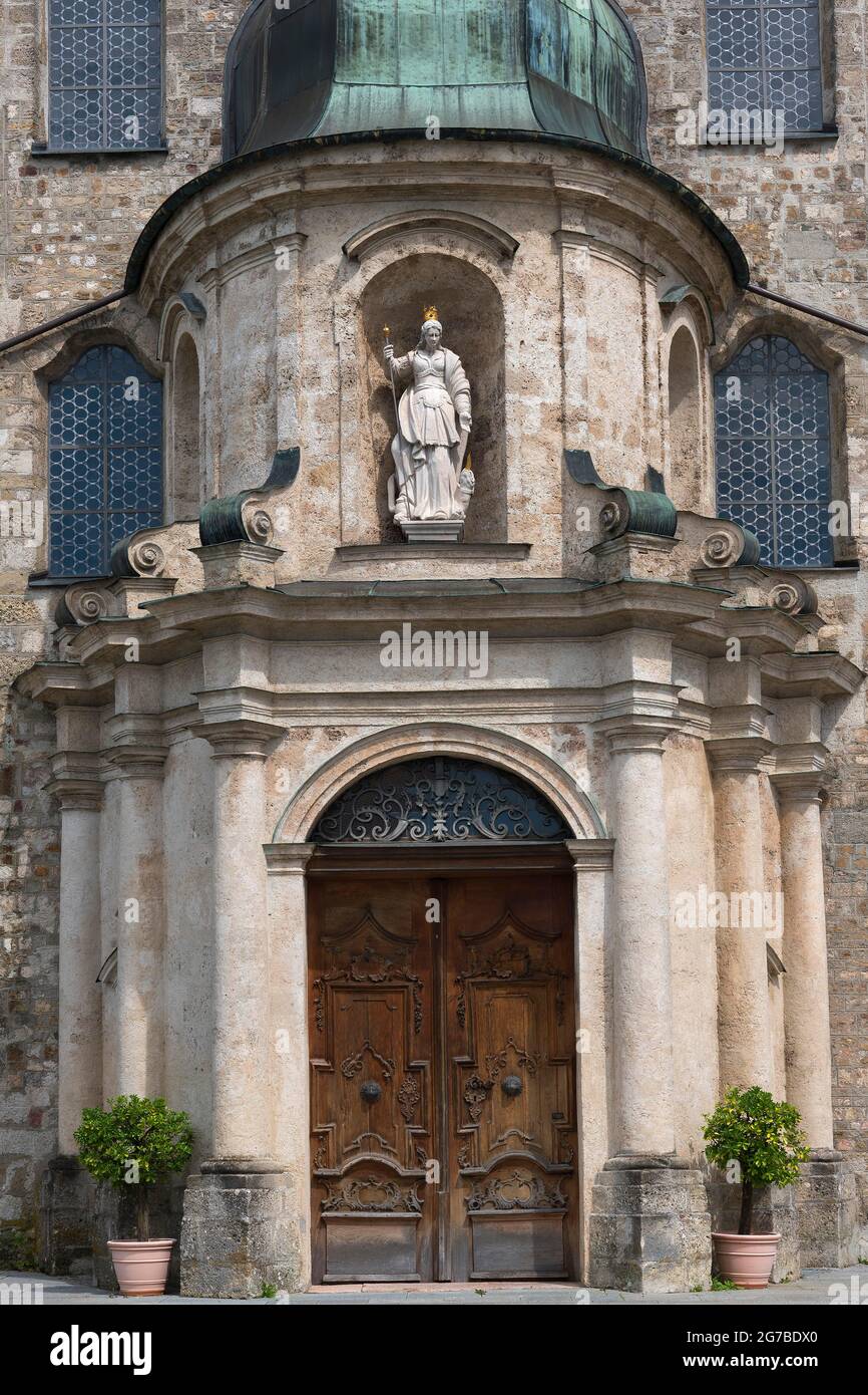 Puerta de entrada con estatua de la Virgen María, Iglesia del Monasterio de San Margarethen, Monasterio de Baumburg, Altenmarkt, Alta Baviera, Baviera, Alemania Foto de stock