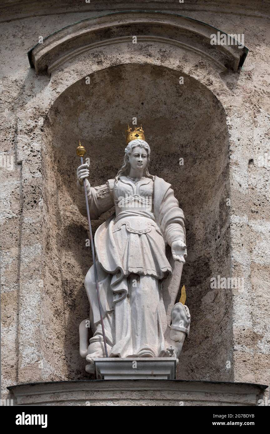 Figura de la Virgen María sobre la puerta de entrada, Iglesia del Monasterio de San Margarethen, Monasterio de Baumburg, Altenmarkt, Alta Baviera, Baviera, Alemania Foto de stock