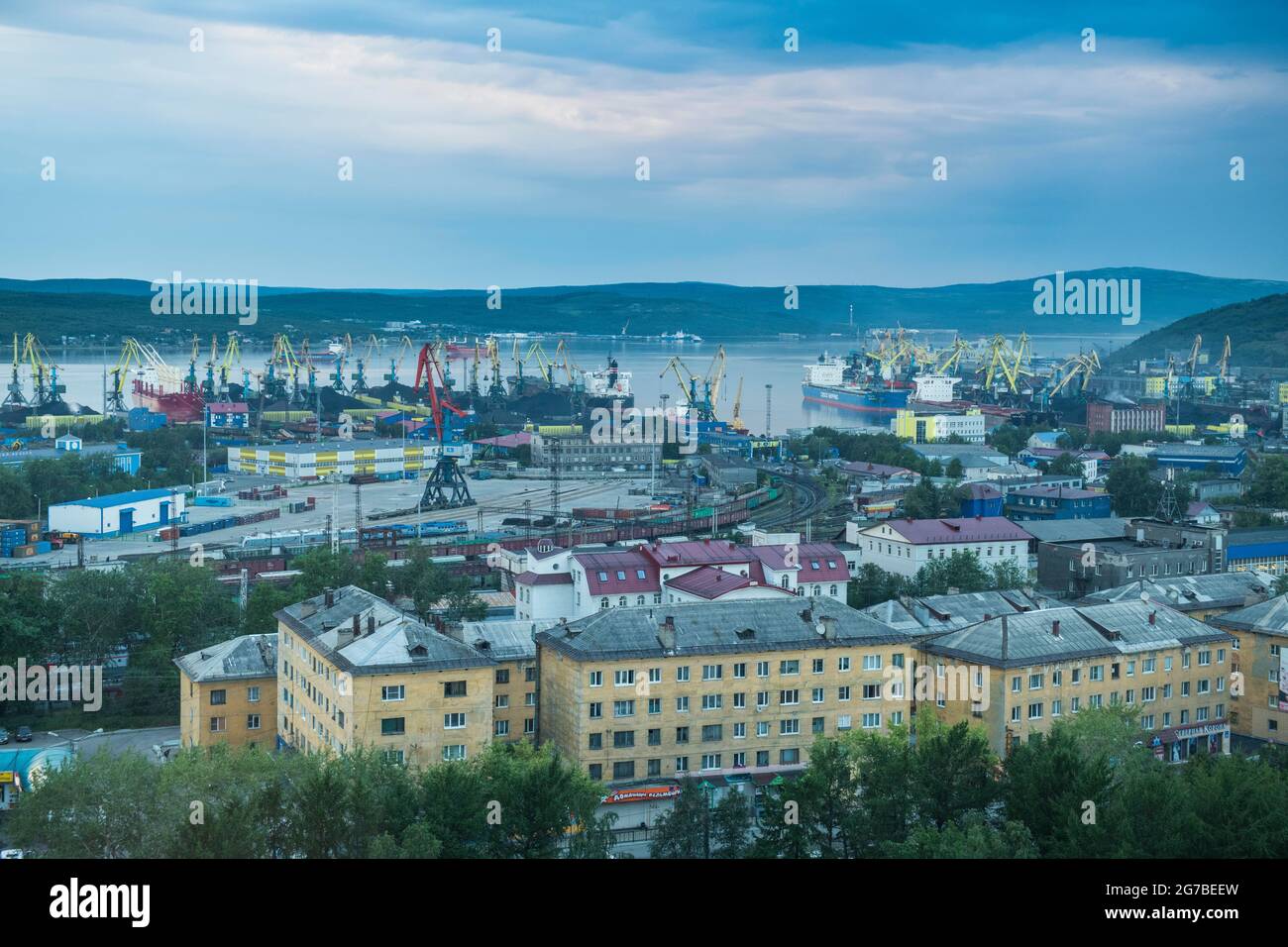 Vista sobre Murmansk al atardecer, Rusia Foto de stock