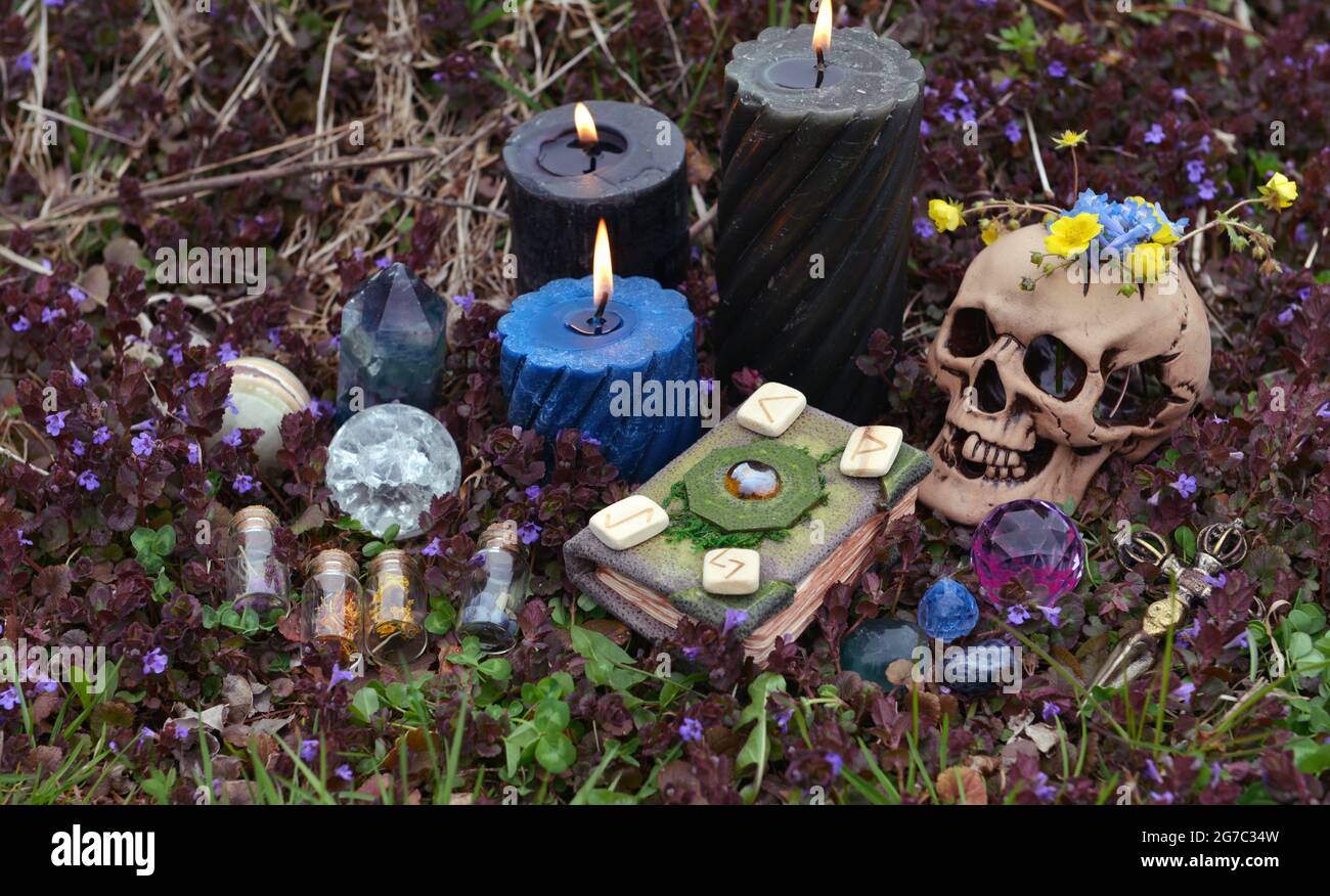 Ritual Beltane con cráneo, libro de hechizos, botellas con poción, flores  de primavera fuera. Fondo esotérico, gótico y oculto, místico de Halloween  y w Fotografía de stock - Alamy
