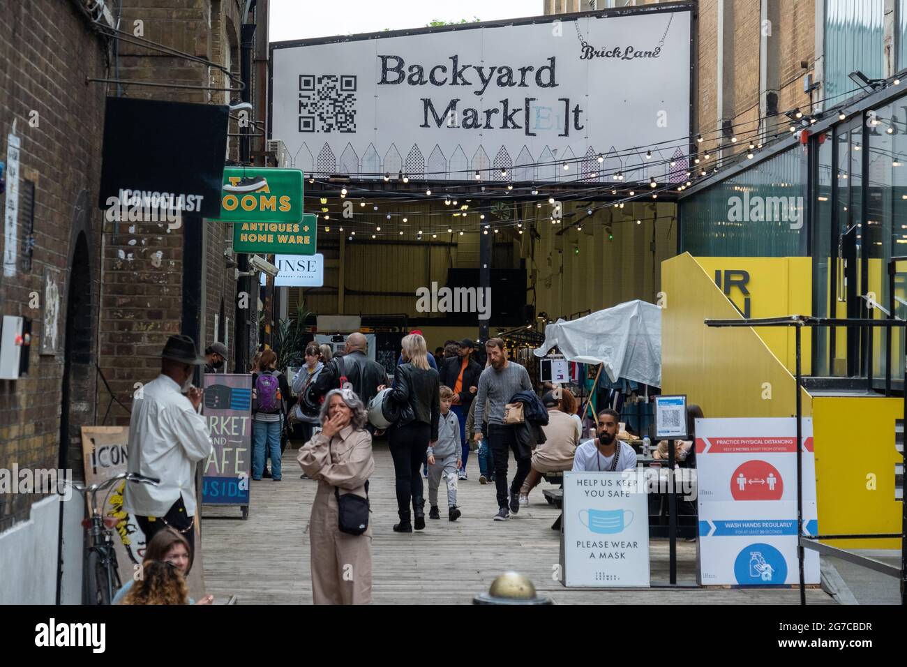 Londres - 2021 de julio: Mercado de patio trasero en Brick Lane en Shoreditch Foto de stock