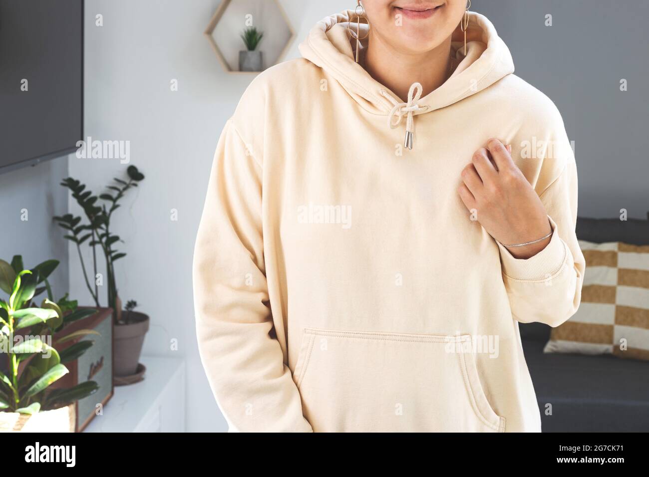 Mujer Joven En Sudadera Amarilla Contra Fondo Beige Foto de archivo -  Imagen de sudadera, mofa: 218278058