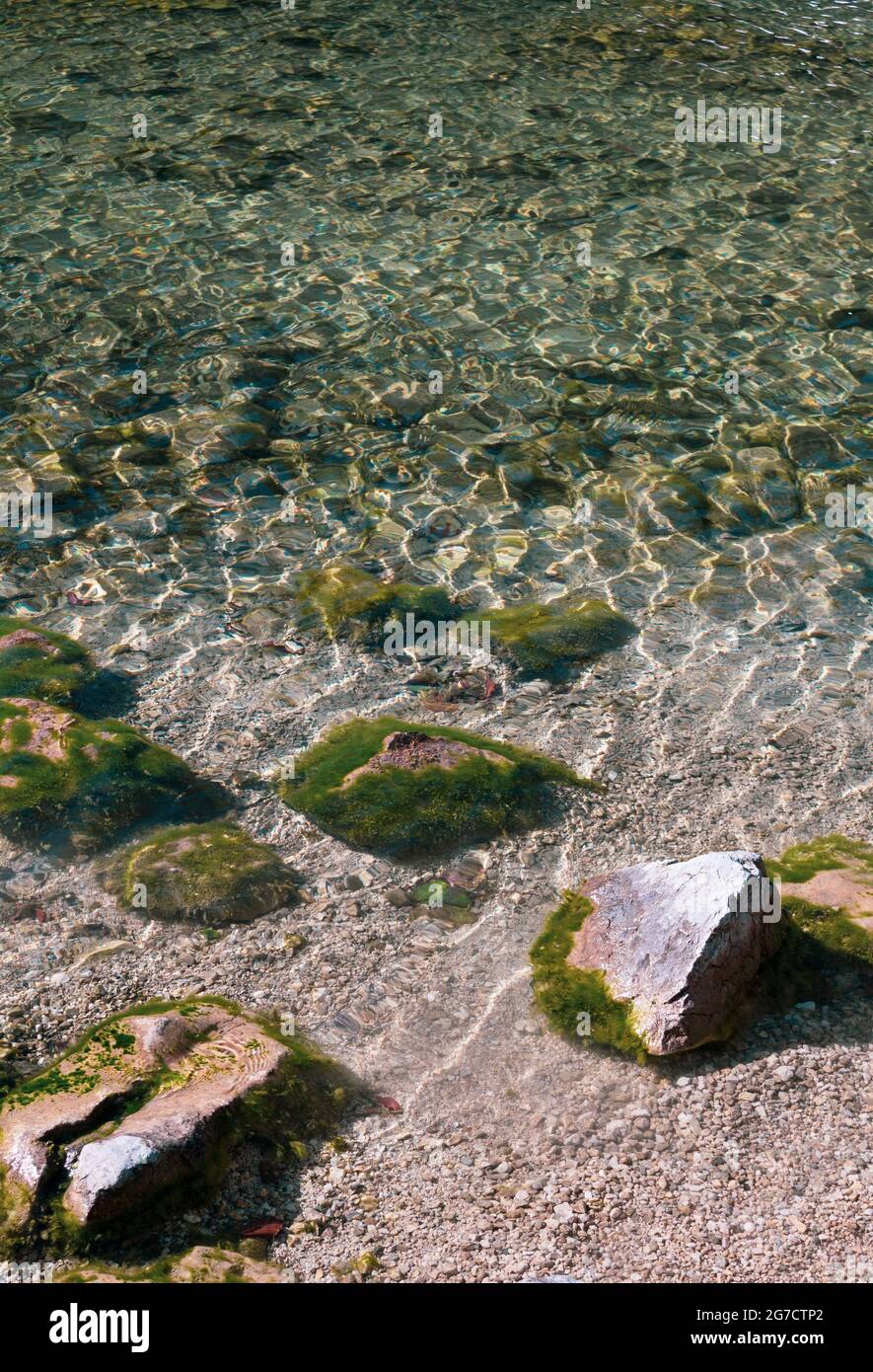 Agua clara y piedras en Königssee en Baviera, Alemania Foto de stock