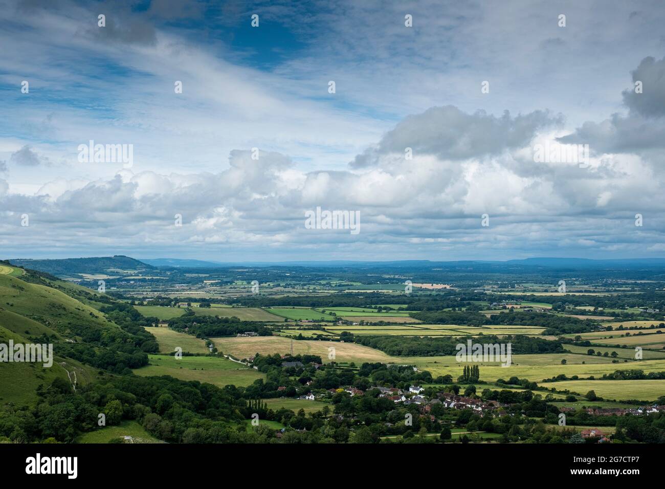 Una imagen veraniega de los South Downs de Devils Dyke bajo un cielo dramático Foto de stock