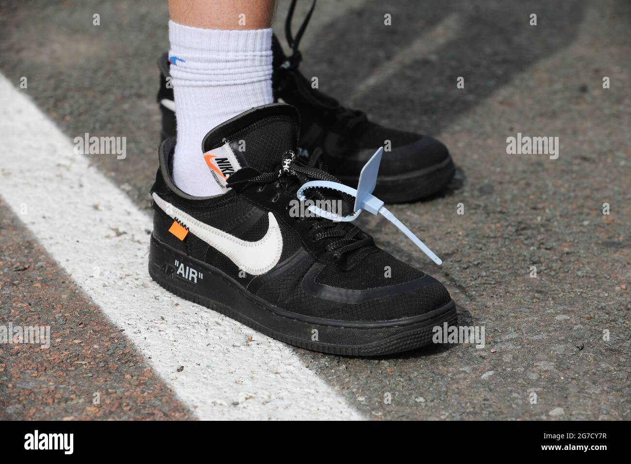 Un joven adolescente imaginó que llevaba zapatillas Nike Air con una  etiqueta de plástico en ellas como una declaración de moda en Leeds, West  Yorkshire, Reino Unido Fotografía de stock - Alamy