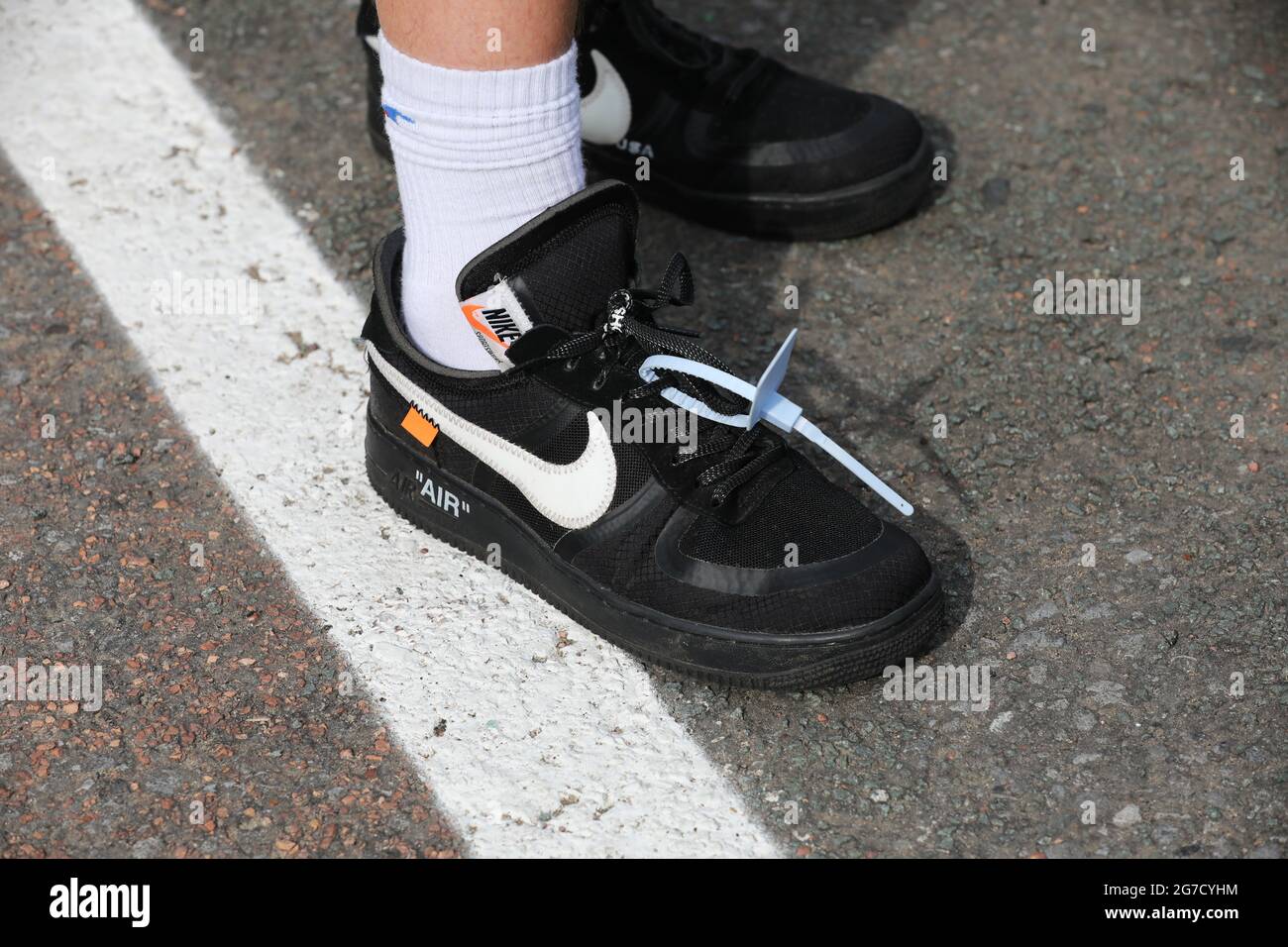 Un joven adolescente imaginó que llevaba zapatillas Nike Air con una  etiqueta de plástico en ellas como una declaración de moda en Leeds, West  Yorkshire, Reino Unido Fotografía de stock - Alamy
