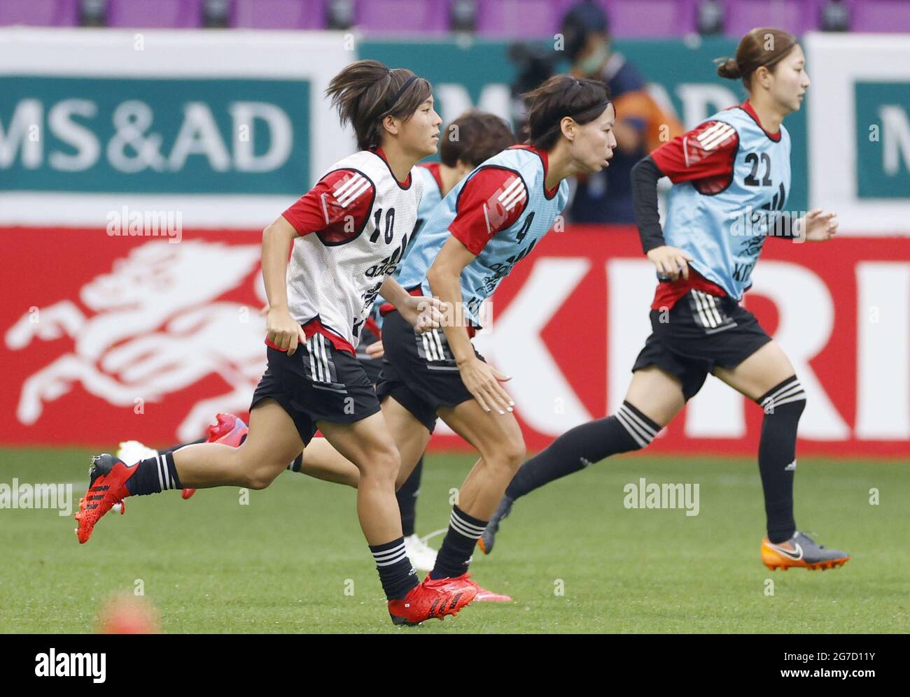De L) Mana Iwabuchi, Saki Kumagai y Yuzuho Shiokoshi, del equipo de fútbol  americano femenino olímpico de Japón, se muestran durante el entrenamiento  del 13 de julio de 2021, en el estadio