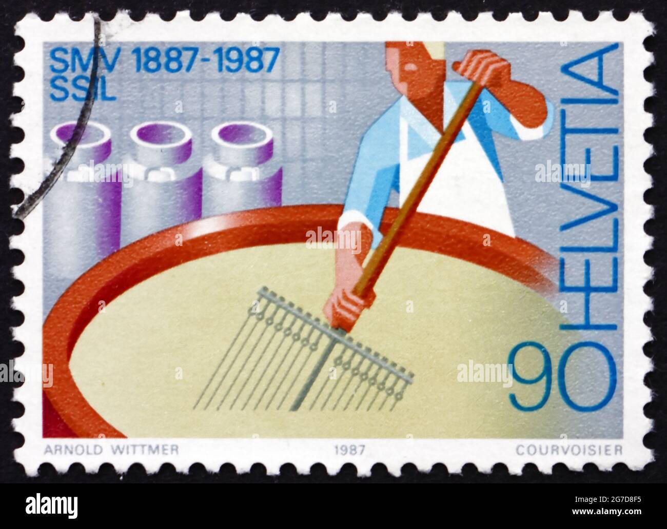 SUIZA - CIRCA 1987: Un sello impreso en Suiza muestra Cheesemaker, Swiss Diary Association, Centenary, circa 1987 Foto de stock