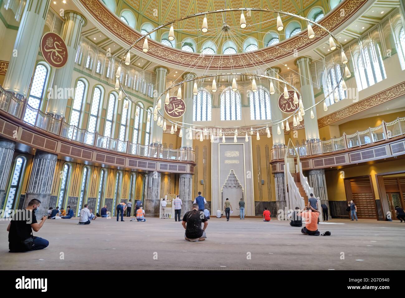 Detalle interior de la Mezquita Taksim, un complejo de mezquita en la Plaza Taksim, Estambul, Turquía Foto de stock