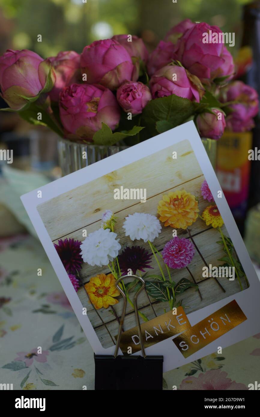 Einladung Pfingstrosen Sommer Picknick Blumen Foto de stock