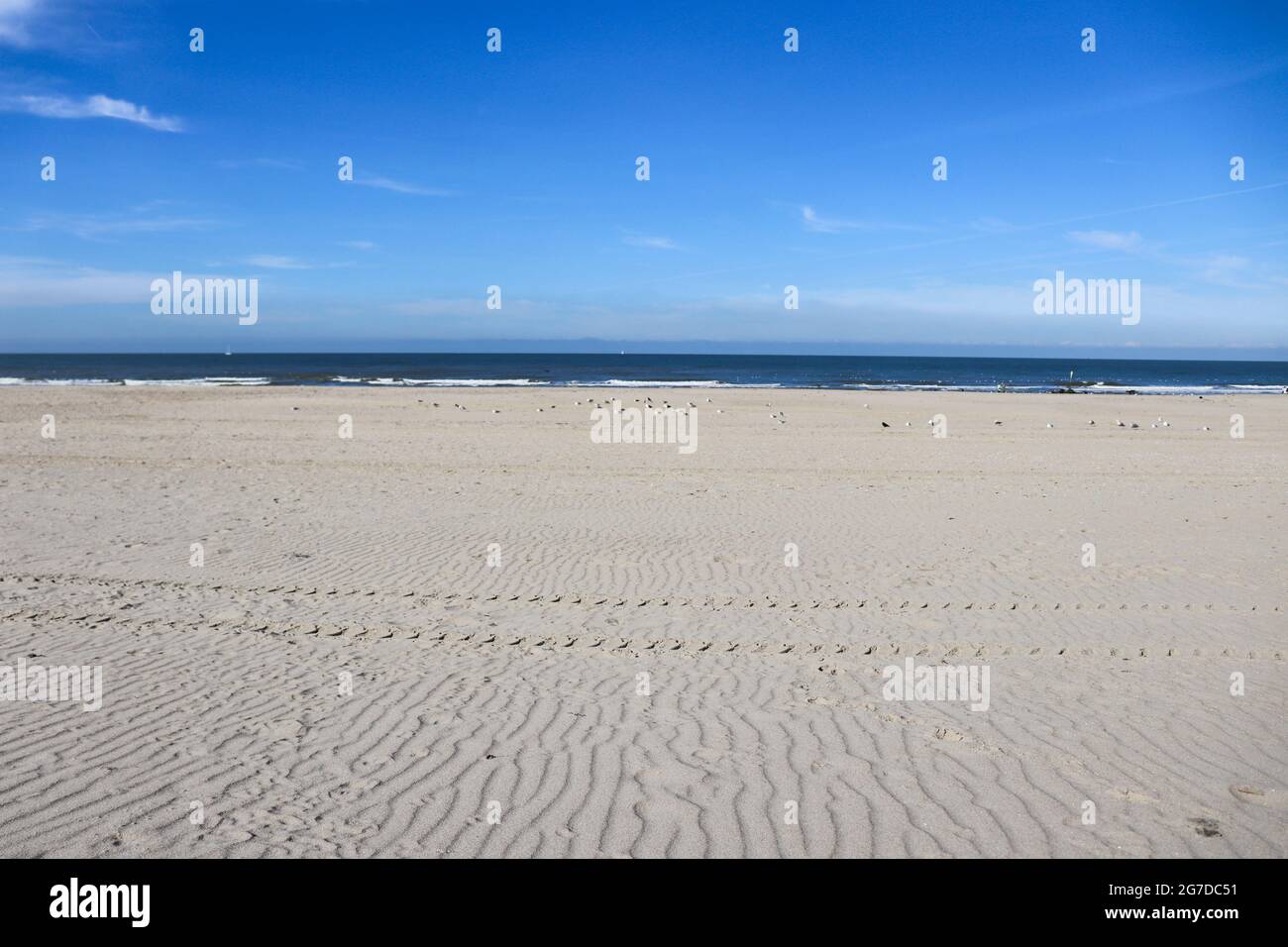Playa vacía. Playa de arena sin gente. Paisaje marino. Foto de stock