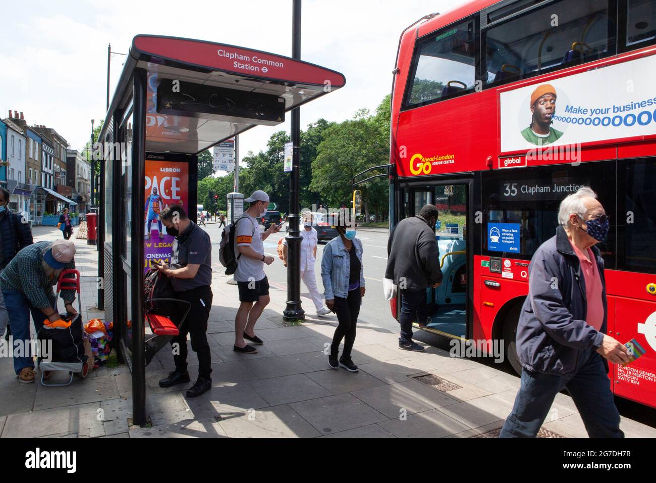 Londres, Reino Unido, 13 de julio de 2021: En los autobuses de Londres, la mayoría de las personas usan máscaras faciales, ya que actualmente es obligatorio, pero a partir del 19 de julio no será un requisito legal en virtud de los planes del gobierno para facilitar las normas de seguridad covid. Anna Watson/Alamy Live News Foto de stock