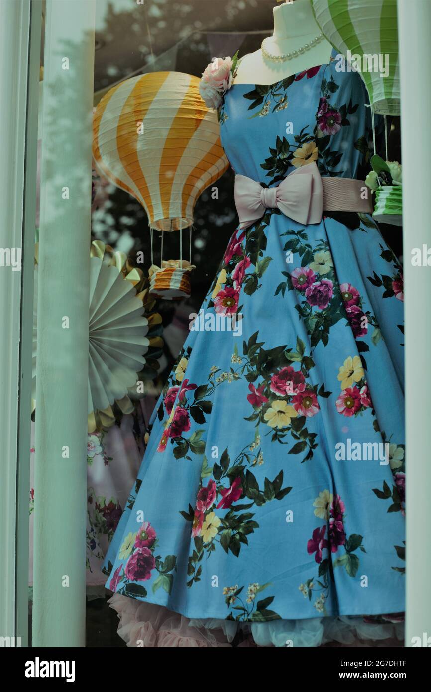 Concepto de Moda - Vestidos en una ventana de tienda, Cambridge, Gran Bretaña de stock - Alamy