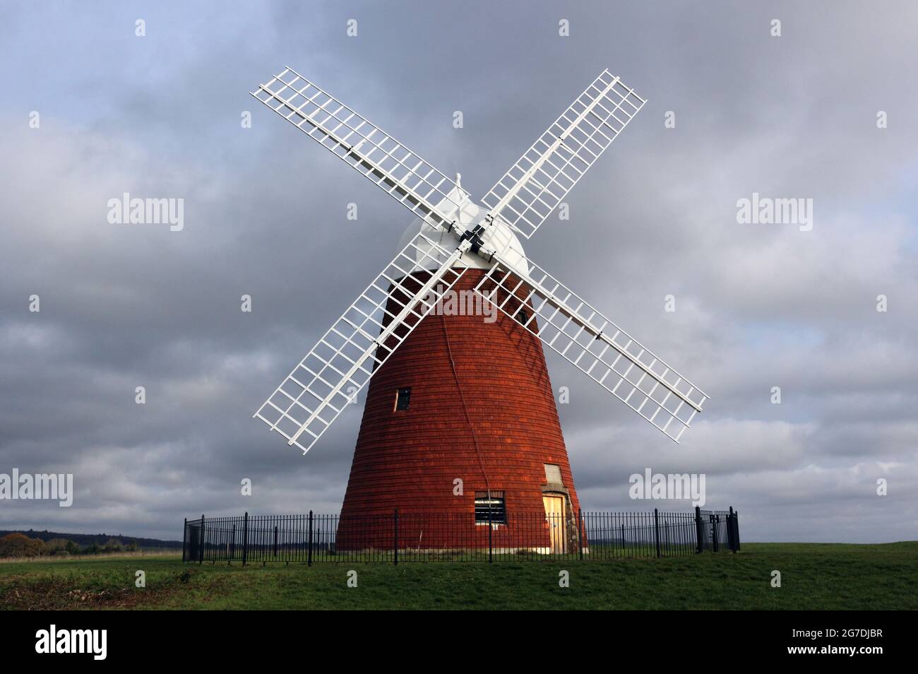 Molino de viento Harnaker en West Sussex, Inglaterra Foto de stock