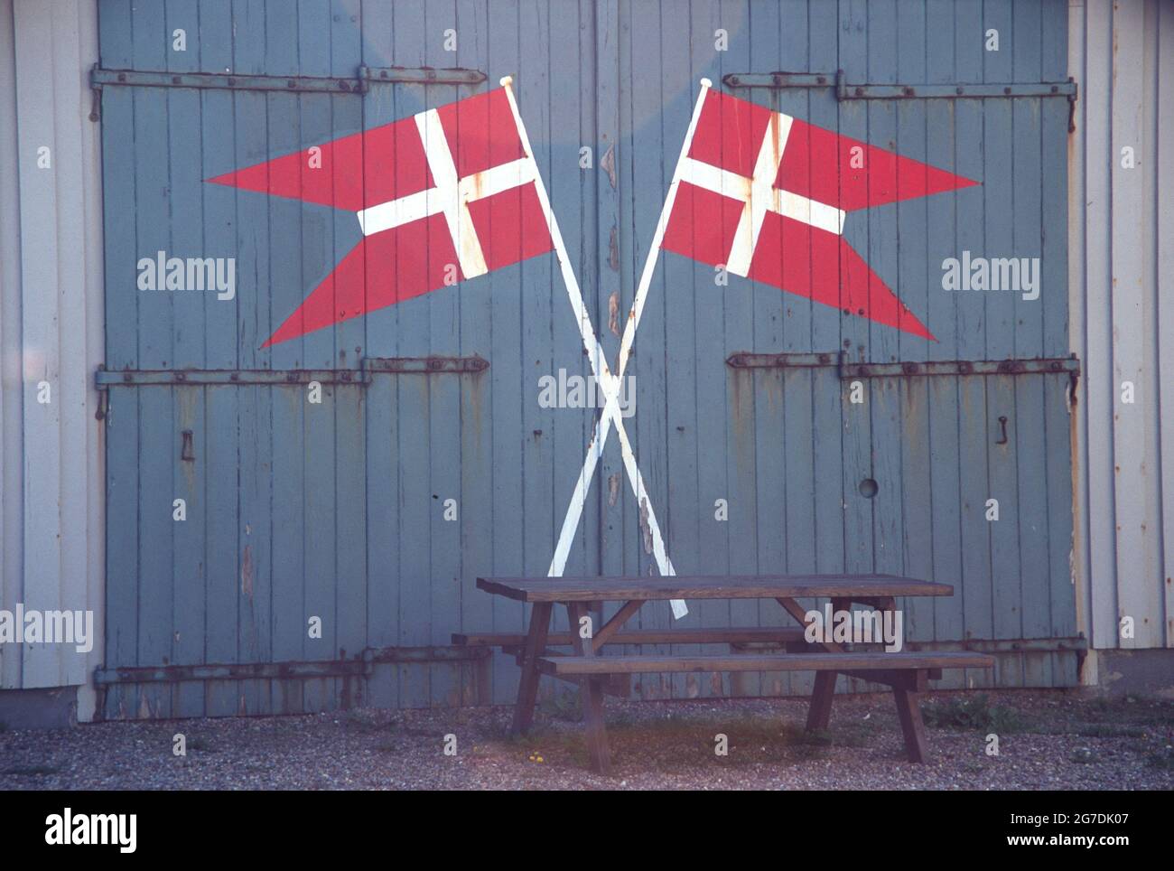 Banderas danesas pintadas en la vieja puerta del cobertizo Foto de stock
