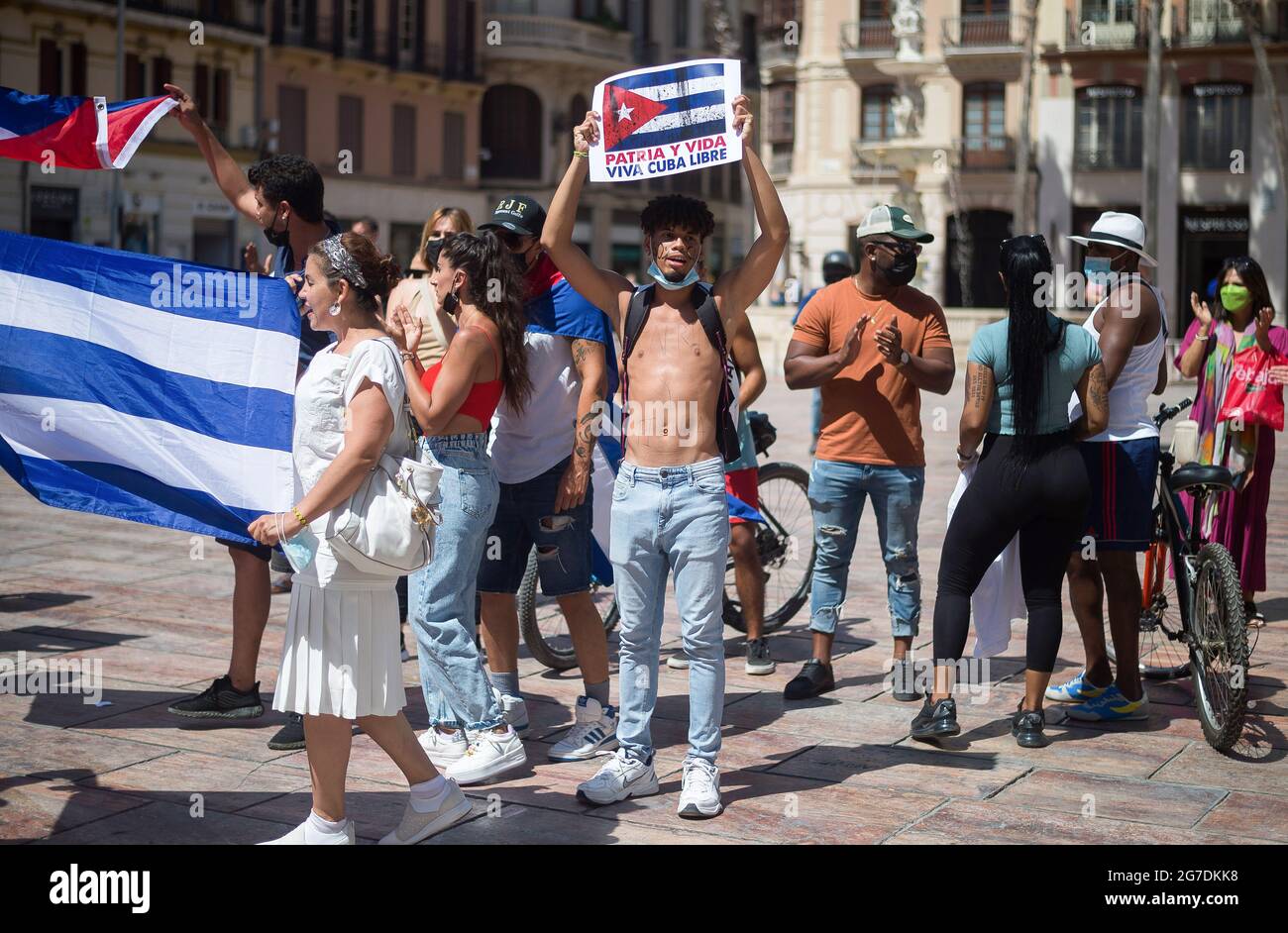 Un hombre visto sosteniendo un cartel exigiendo libertad para Cuba mientras  participa en una protesta en apoyo de la población cubana en la Plaza de la  Constitución. Un grupo de residentes cubanos