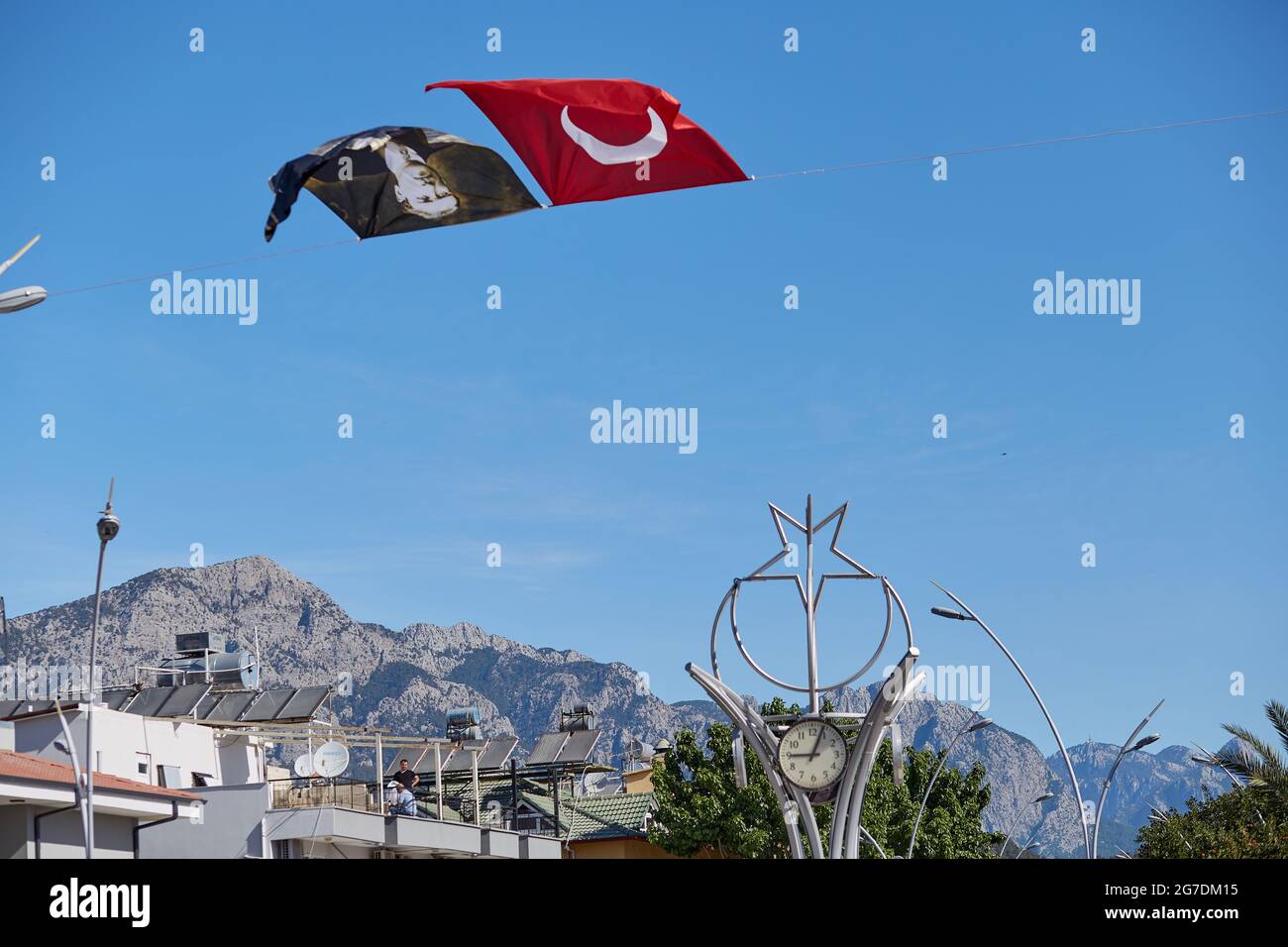 Kemer, Turquía - 24 de mayo de 2021: Día Nacional en Turquía. Bandera turca y bandera del presidente sobre fondo del cielo azul. Fotografías de alta calidad Foto de stock