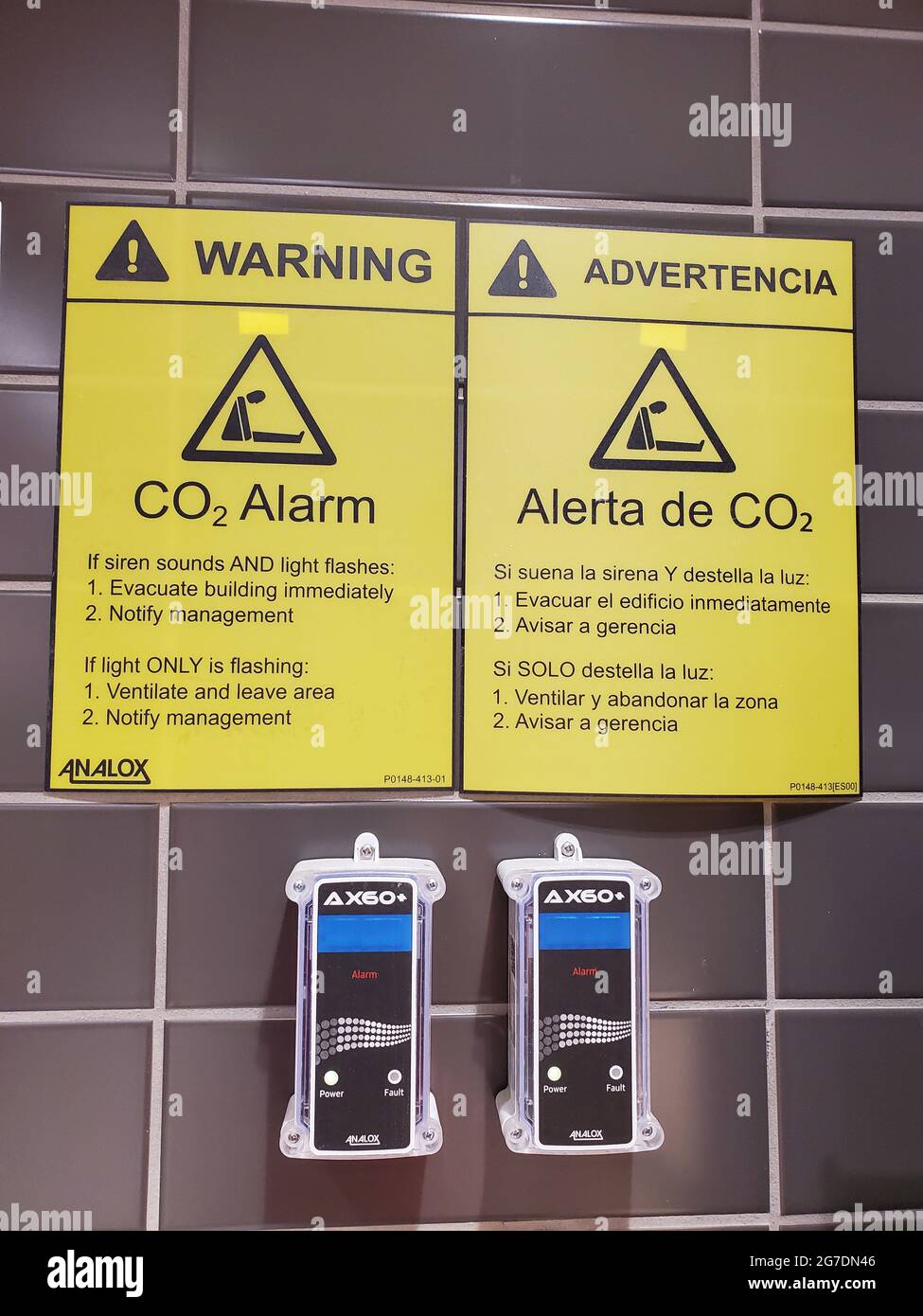 Primer plano de dos alarmas de dióxido de carbono Analox montadas en la pared con avisos de seguridad en español e inglés, fotografiadas en Walnut Creek, California, 2 de abril de 2021. () Foto de stock