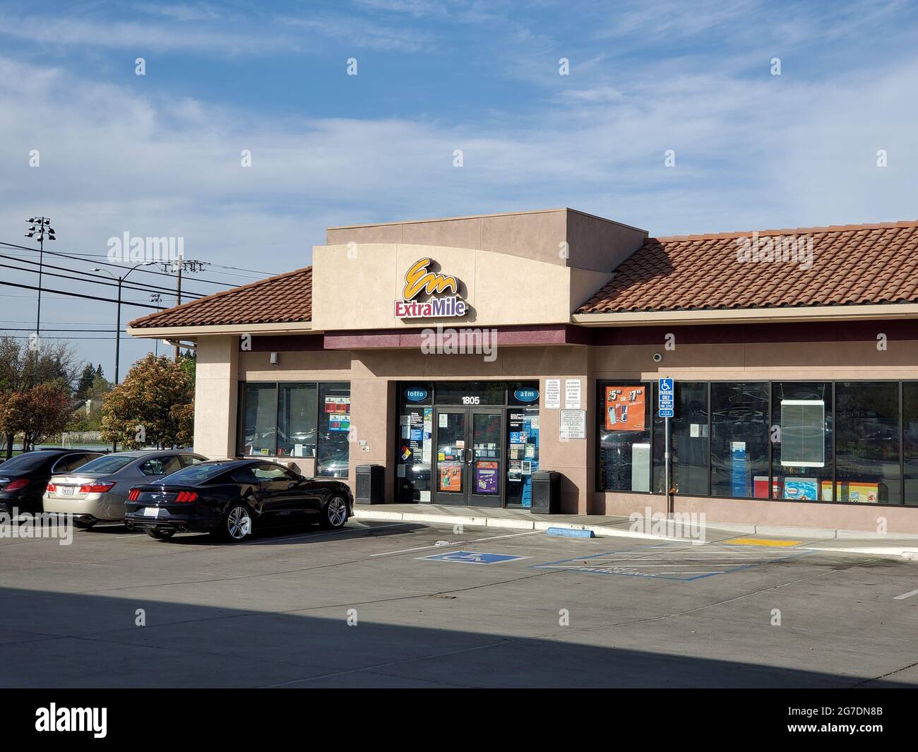 Gran angular de los coches estacionados frente a una tienda Chevron 'EM Extra Mile' en Walnut Creek, California, 3 de abril de 2021. () Foto de stock
