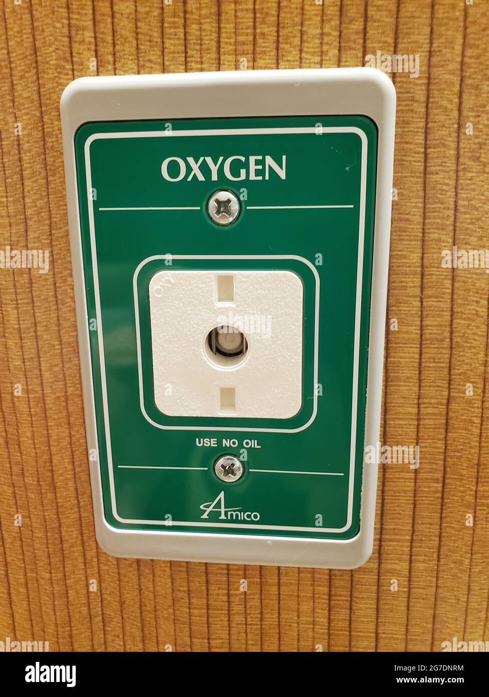 Foto de cerca de la toma de pared de oxígeno medicinal de Amico con el logotipo de la empresa visible, en un entorno médico en San Francisco, California, 18 de abril de 2021. () Foto de stock