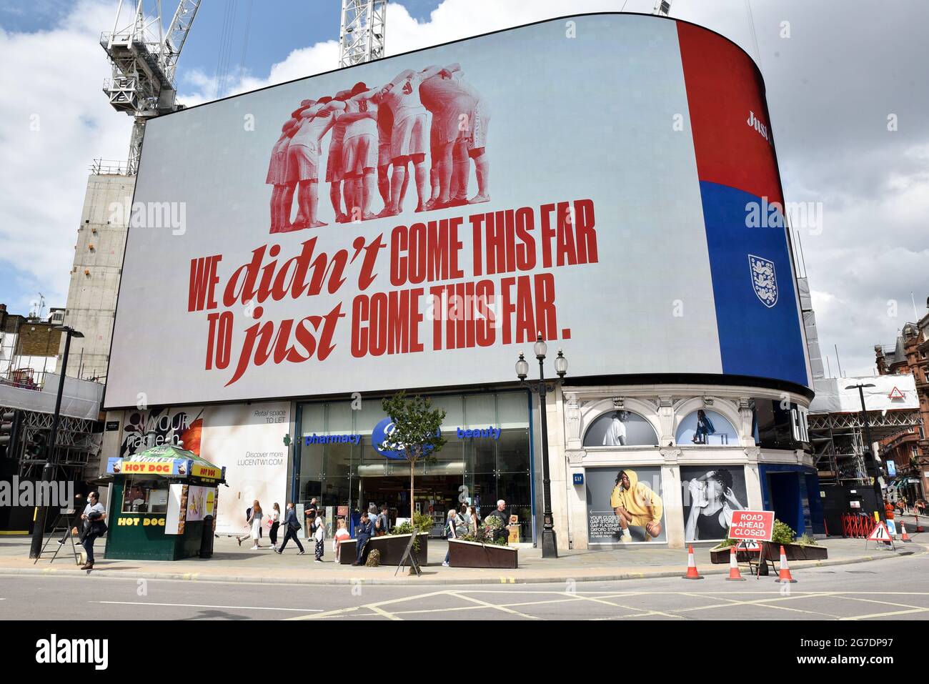 Piccadilly Circus, Londres, Reino Unido. 13th de julio de 2021. Un anuncio  DE NIKE en Piccadilly Circus celebra a Inglaterra en LA UEFA EURO 2020.  Crédito: Matthew Chattle/Alamy Live News Fotografía de