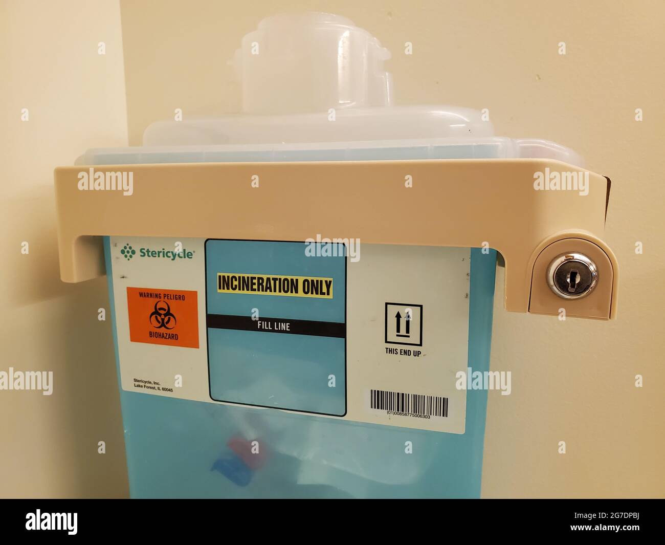 Primer plano de una etiqueta de unidad de eliminación de residuos médicos, con el símbolo de 'peligro biológico' y el logotipo de 'Stericiclo' en un entorno médico en San Francisco, California, 18 de abril de 2021. () Foto de stock